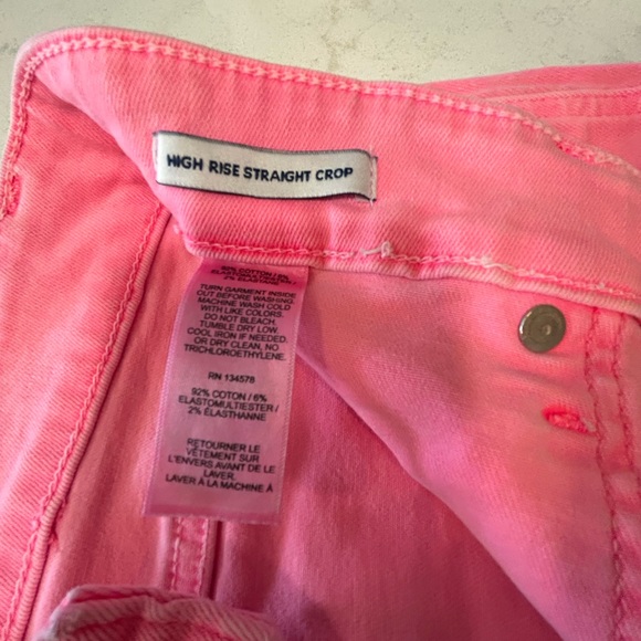 Vineyard, vines, pink denim capris - Picture 4 of 5